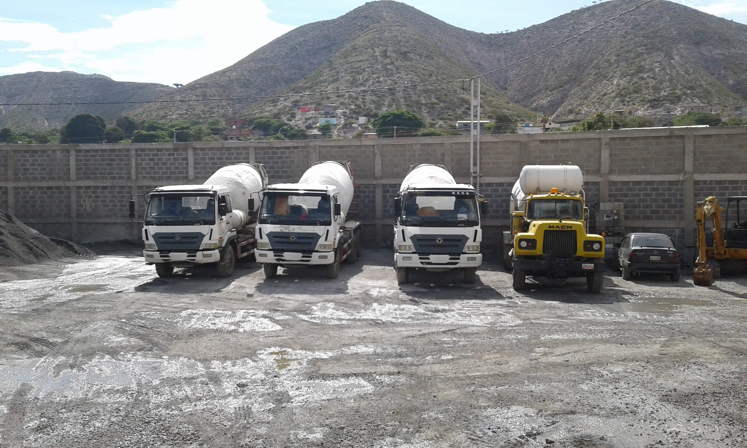 Flota de camiones mixer de Inter Concreto formada en el patio de la planta